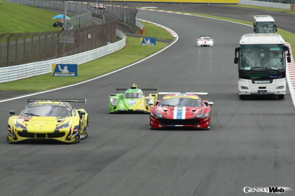 クラス問わず続々とレーシングカーがやってくる様はまるでレース中のようだ。強烈な体験だ。