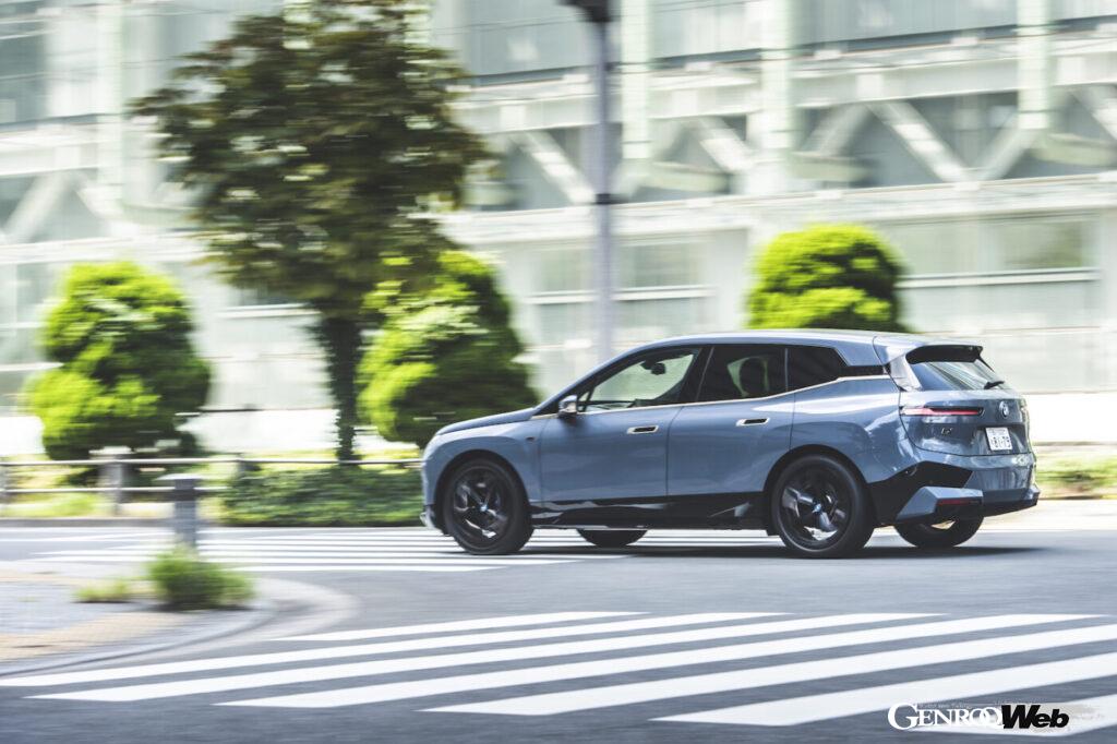 BMW iX M60のリヤ走り