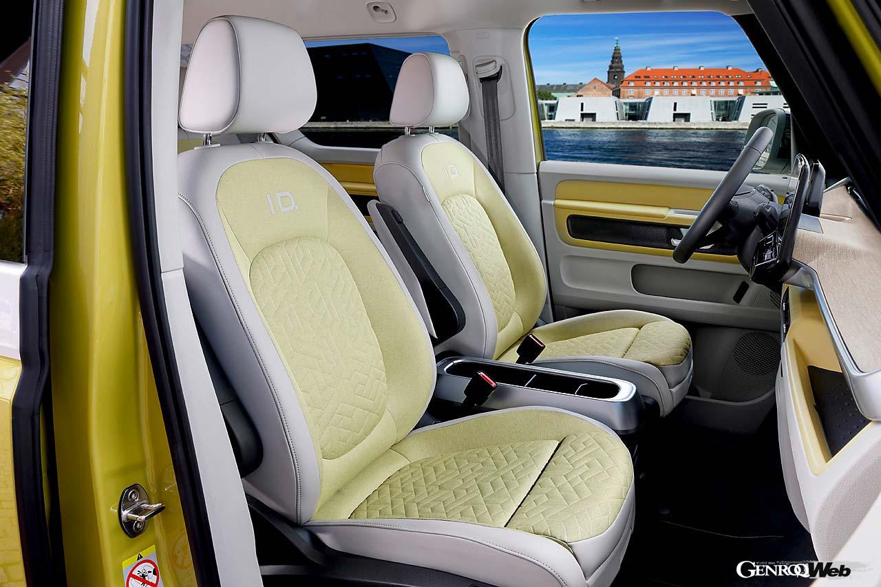 前シートは双方ともにアームレストがついた独立シートを標準装備。3人掛けのリヤシートは40対60分割可倒タイプを採用し、それぞれ前後方向に150mm移動できる。後席ドアは左右共にスライド式となり、フロアの低さも相まって乗降性は良い。