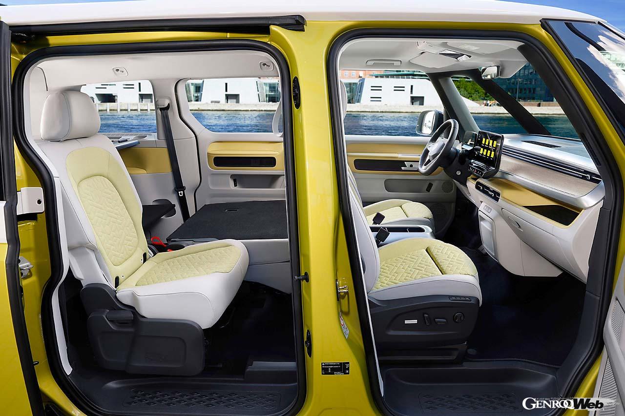 前シートは双方ともにアームレストがついた独立シートを標準装備。3人掛けのリヤシートは40対60分割可倒タイプを採用し、それぞれ前後方向に150mm移動できる。後席ドアは左右共にスライド式となり、フロアの低さも相まって乗降性は良い。