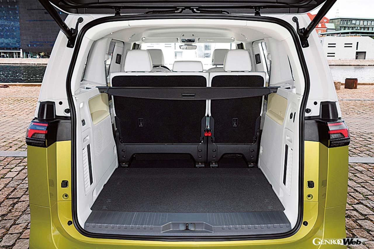 IDバズの最大の売りはやはり積載性能だろう。後方から跳ね上げ式テールゲートを上げてアクセスすると、5人乗車用レイアウトでは1121リットル、リヤシートを折りたたむと最大2205リットルの収納スペースが出現する。5人乗り仕様の最大積載量は529kg。