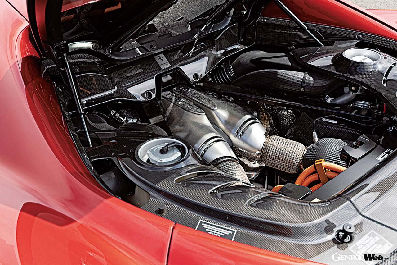 新開発のV6エンジンはバンク角120°で完全バランスと官能的なエキゾーストノートを実現。トランスミッションとの間にモーターを搭載し、約25kmのEV走行も可能としている。ホイールベースはV8モデルより50mm短い2600mm、さらに同じハイブリッドながらSF90ストラダーレよりも約100kg軽いので、俊敏なハンドリングが楽しめる。