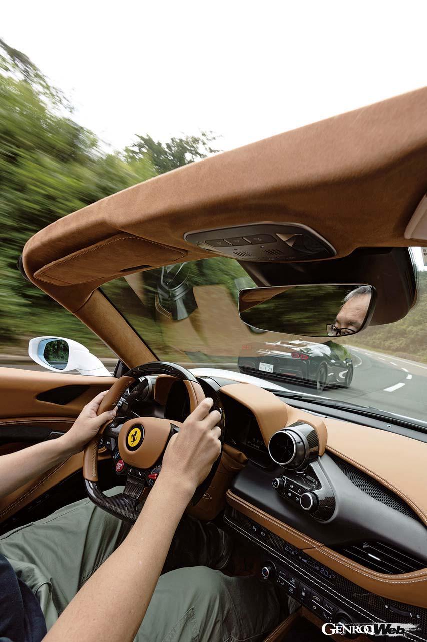 純内燃機関のRWD「F8スパイダー」はPHVのAWDたる「SF90ストラダーレ」とはまさに対極をなす。