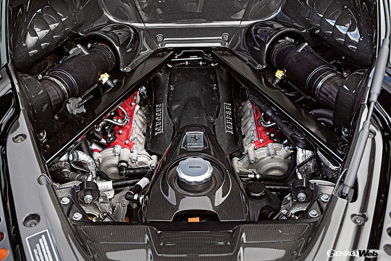 フェラーリ初の市販PHVとして登場したSF90ストラダーレ。780psのV8エンジンに、リヤに1基、フロントに2基のトータル220psのモーターが装着される。フロントの2基のモーターはそれぞれ左右を駆動し、トルクベクタリングも可能とする。EV走行が約25kmというのは296GTBと同様だ。EV走行はフロントモーターのみで行う。