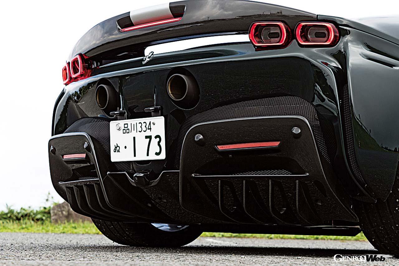 フェラーリ初の市販PHVとして登場したSF90ストラダーレ。780psのV8エンジンに、リヤに1基、フロントに2基のトータル220psのモーターが装着される。フロントの2基のモーターはそれぞれ左右を駆動し、トルクベクタリングも可能とする。EV走行が約25kmというのは296GTBと同様だ。EV走行はフロントモーターのみで行う。