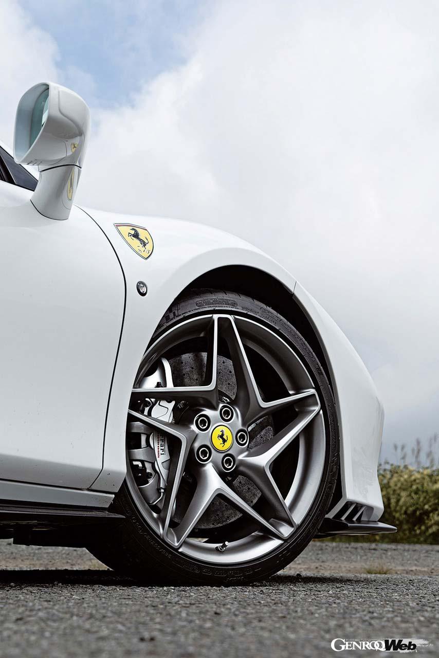 308シリーズから続くV8ミッドシップの系譜を受け継ぐF8シリーズ。クーペボディのF8トリブートが登場してから3年が経過するが、488ピスタから受け継いだ720psのV8純エンジンミッドシップの走りは未だ鮮烈だ。プラットフォームは458GTBから継承された3世代目。次期モデルは果たしてどうなるのだろうか。