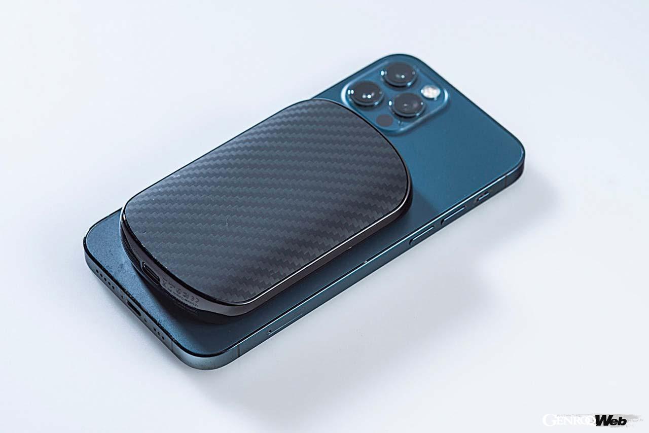 MagSafe対応バッテリーはスライドアウトさせてiPhoneの背面にくっつけてワイヤレス充電しながら移動可能。外出先でも充電できるのは便利だ。