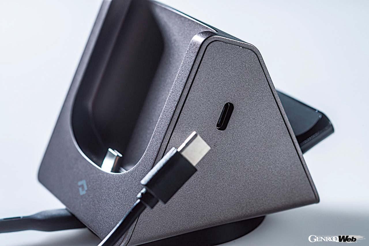 MagEZ Slider本体とPower DongleはUSB-Cで接続する。Power Dongleを使わないときはUSB-C対応のデジタルデバイスを繋げて充電することも可能だ。