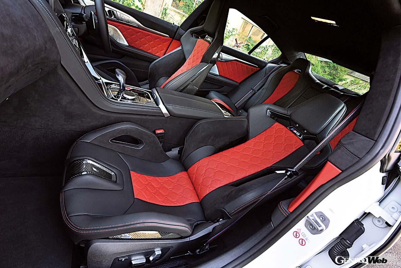 マイナーチェンジで12.3インチの大型センターディスプレイを新たに採用した。オプション装備となるMフロントカーボンバケットシートはホールド性が抜群だ。