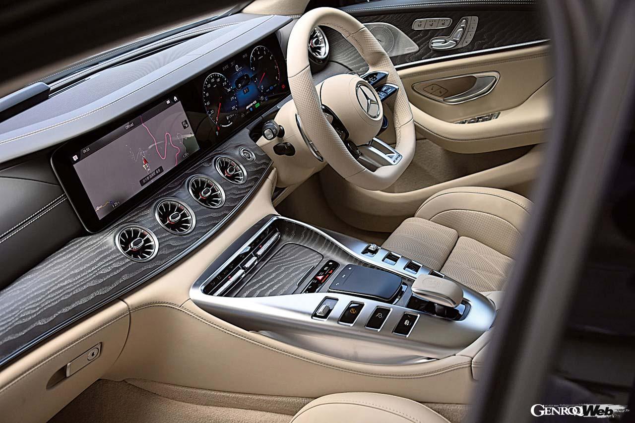 手のジェスチャーによってお気に入りの機能を呼び出したり、様々な操作が可能なMBUXインテリアアシスタントが標準装備された。レザーシートは非常に質感が高い。