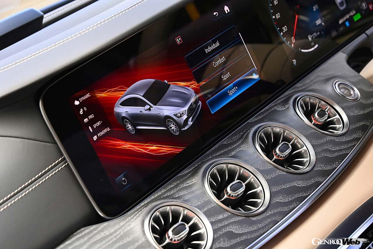 手のジェスチャーによってお気に入りの機能を呼び出したり、様々な操作が可能なMBUXインテリアアシスタントが標準装備された。レザーシートは非常に質感が高い。