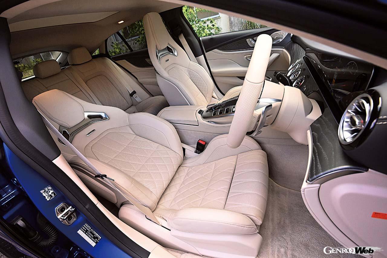 手のジェスチャーによってお気に入りの機能を呼び出したり、様々な操作が可能なMBUXインテリアアシスタントが標準装備された。レザーシートは非常に質感が高い。