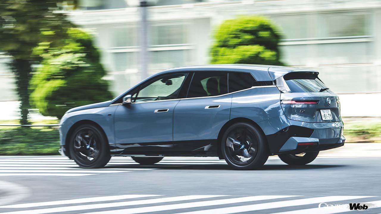 アクセルを素早く深く踏み込むとどのモードでも猛烈な加速を見せるiX M60。