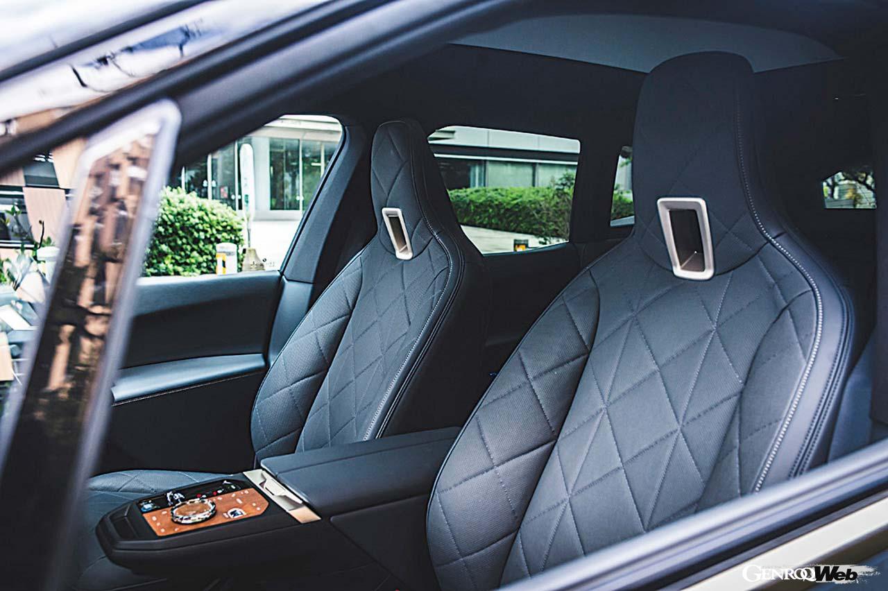 六角形をモチーフとしたステアリングやまるで宙に浮いたようなデザインの大画面モニターなど未来感溢れるインテリアは圧巻。