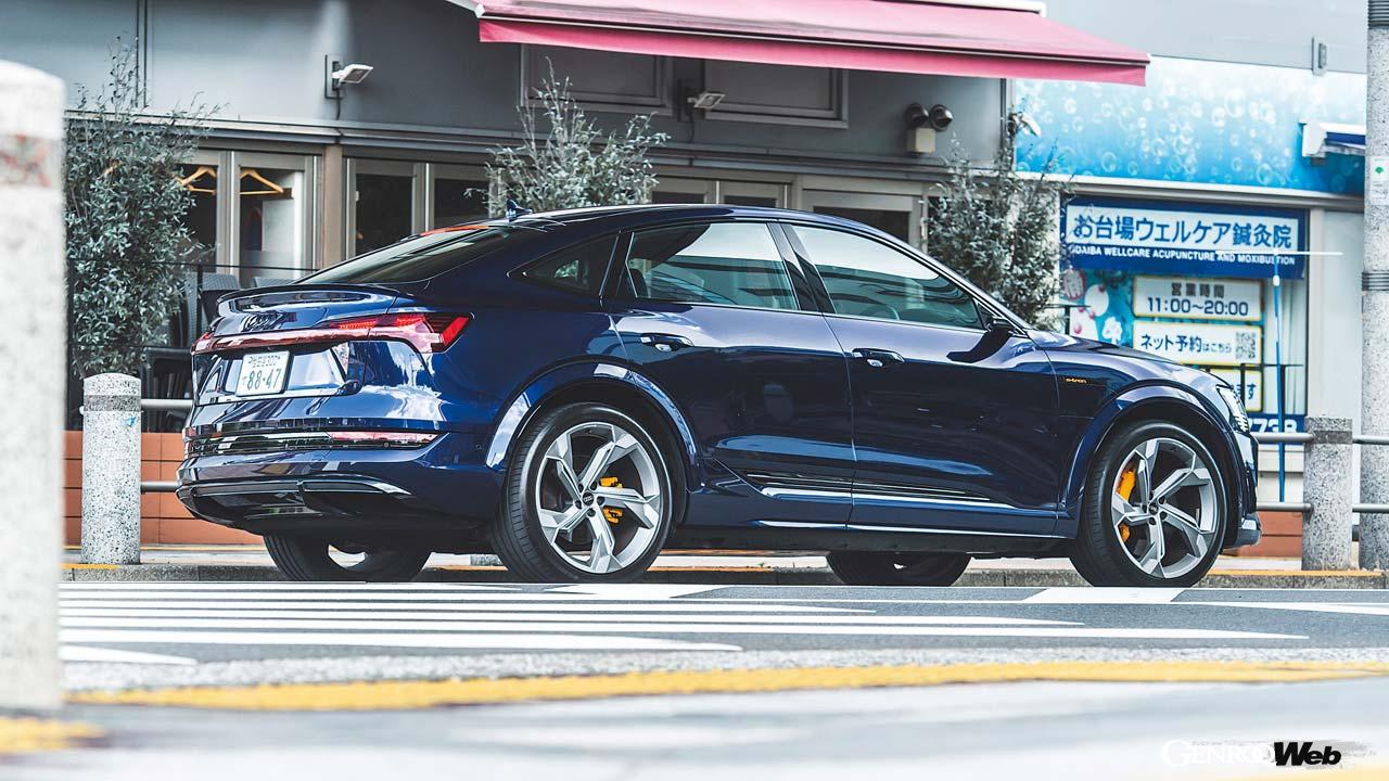 デジタルドアミラーや専用シフトセレクターに新しさを感じるe-tron。