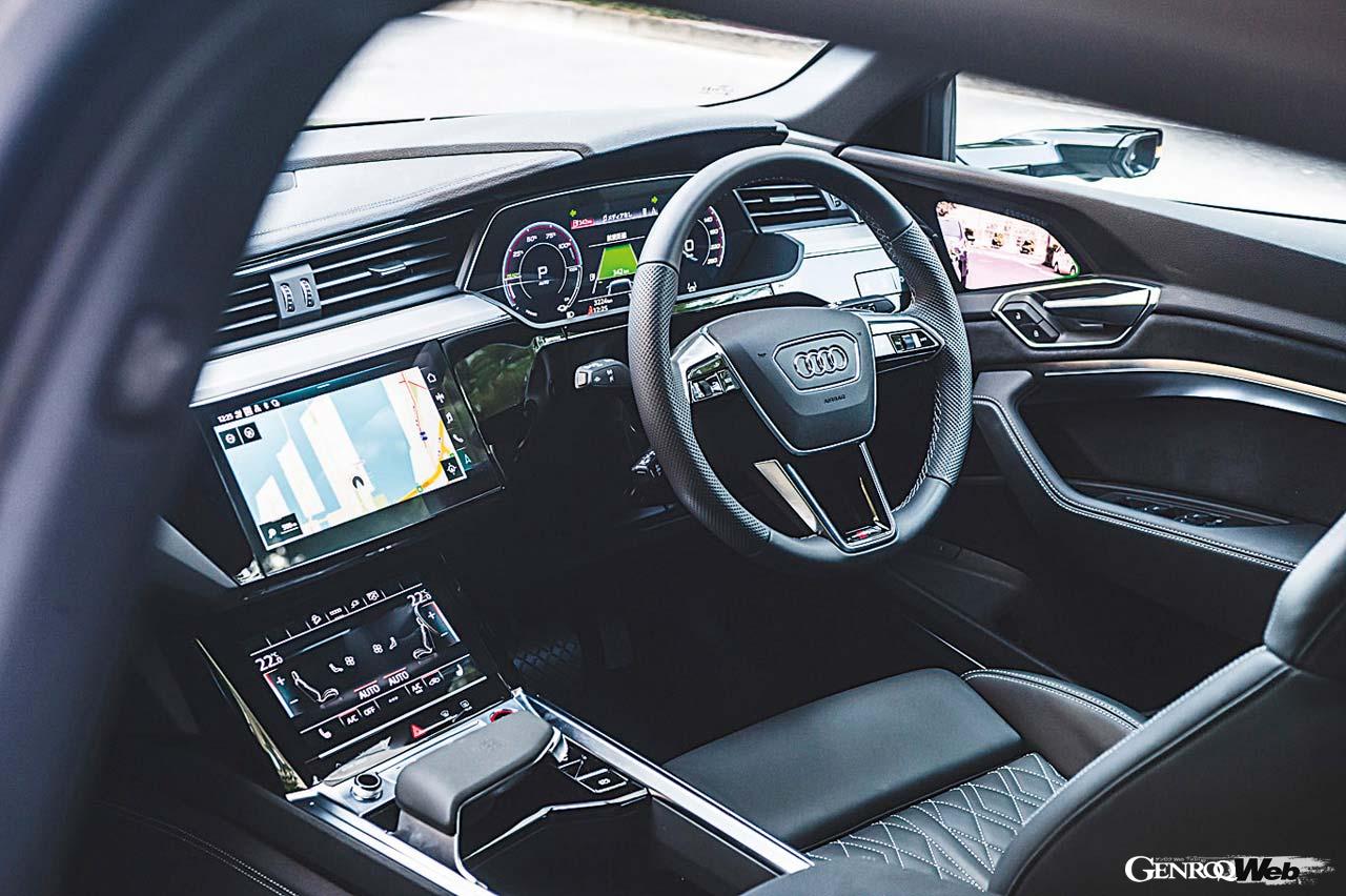 BMWとは対照的なスポーティなインパネデザインを採用。お馴染みのMMIタッチレスポンスディスプレイは使い勝手に優れる。