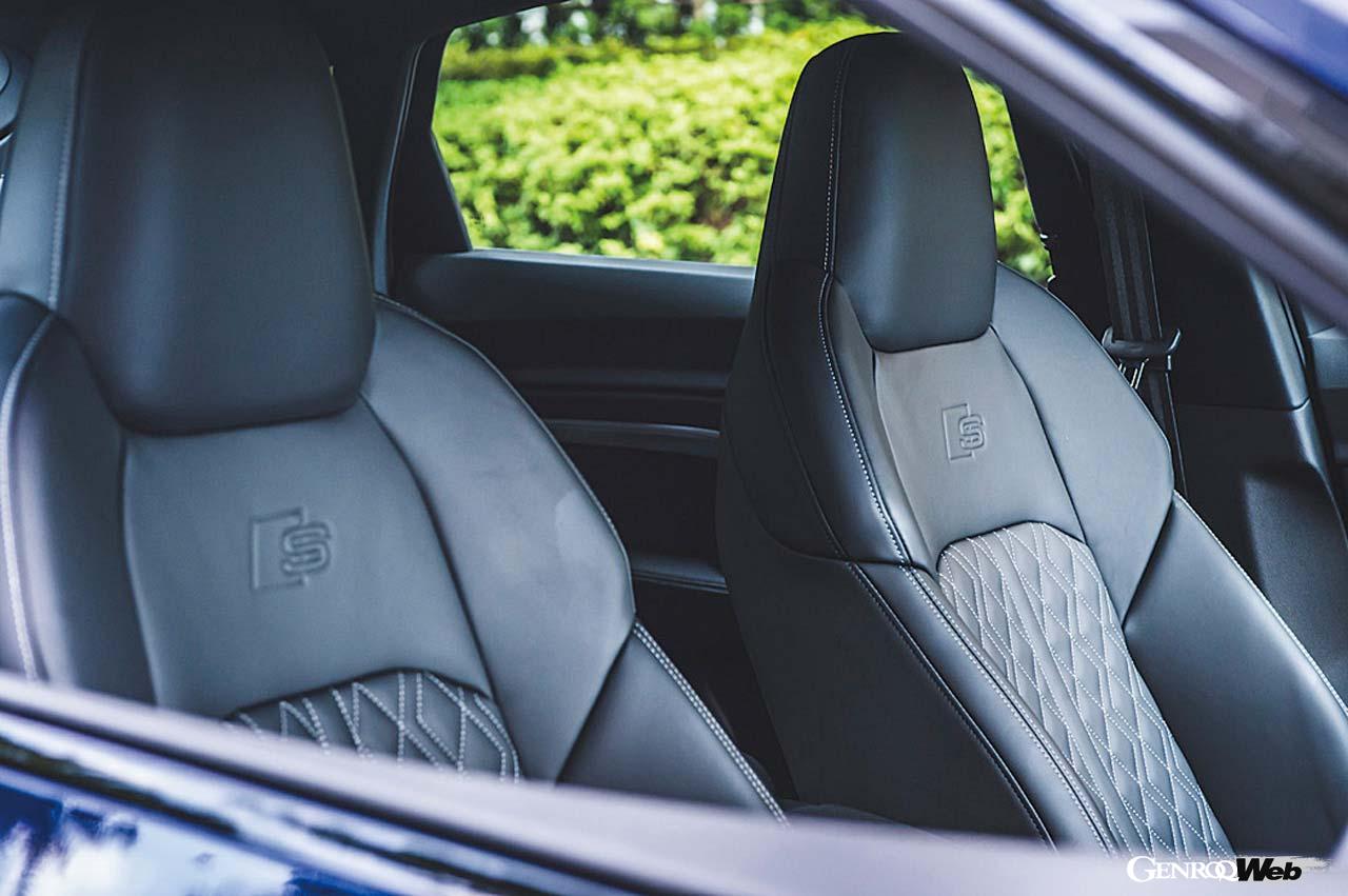 BMWとは対照的なスポーティなインパネデザインを採用。お馴染みのMMIタッチレスポンスディスプレイは使い勝手に優れる。