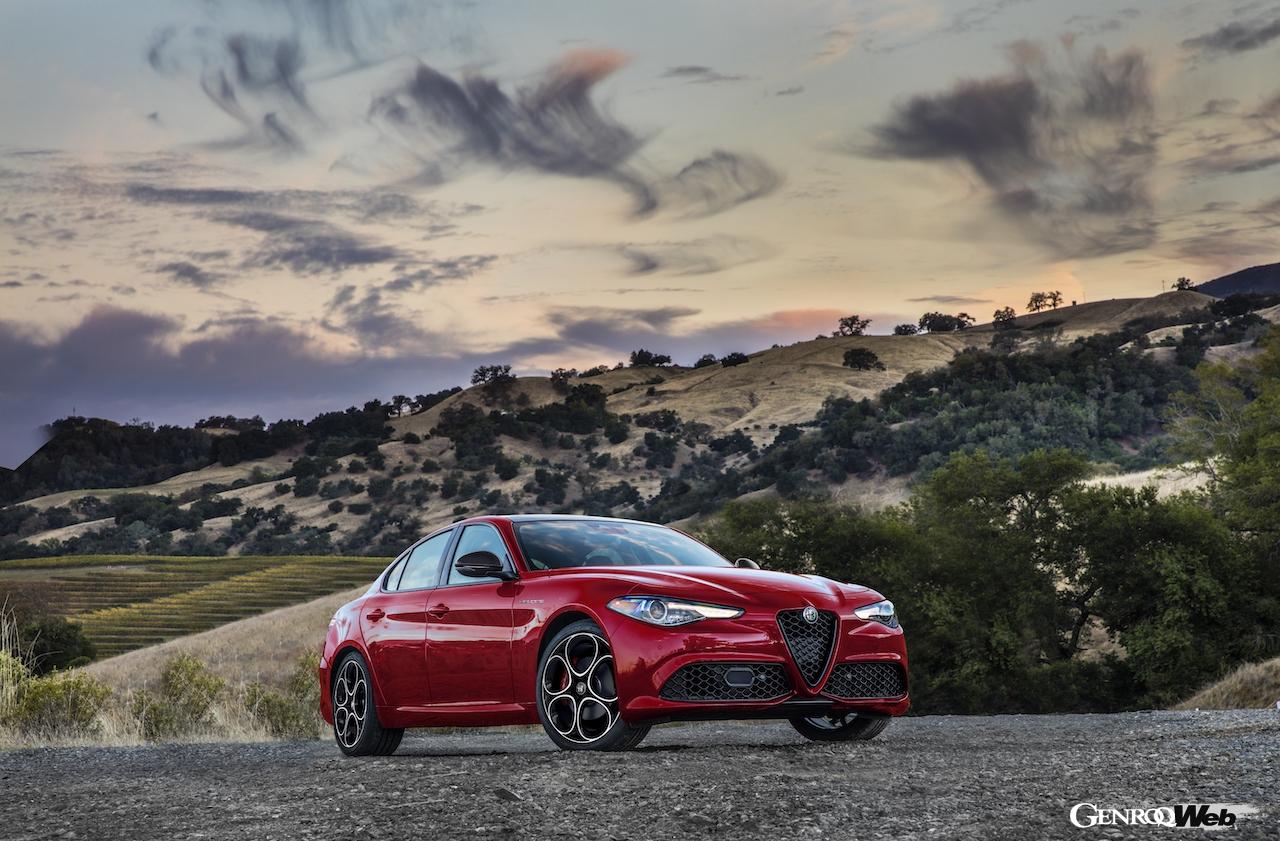 アルファロメオ ジュリア 2023年モデルのフロントビュー
