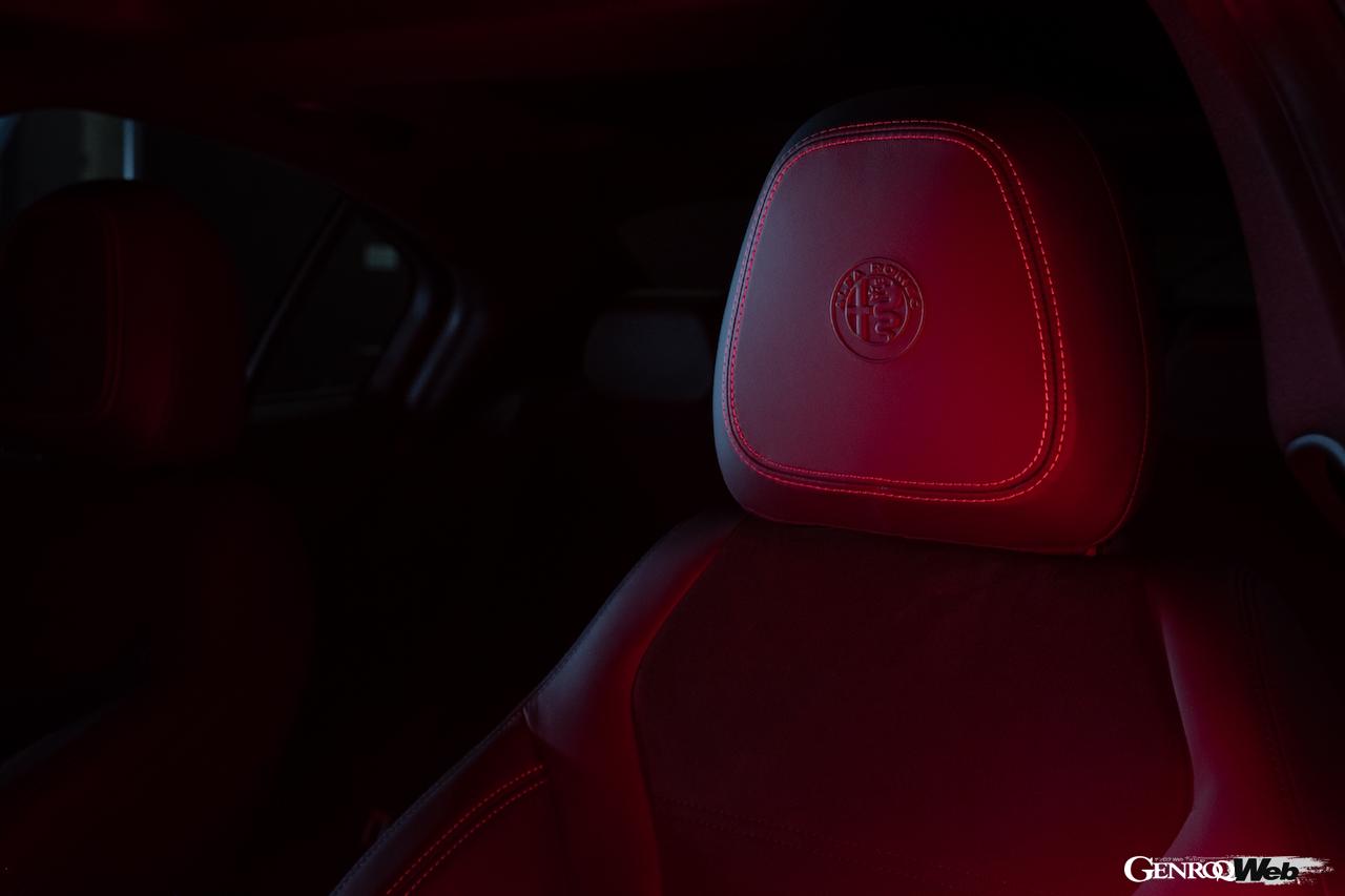 アルファロメオ ステルヴィオ 2023年モデルのエストレマ仕様。ヘッドレスト