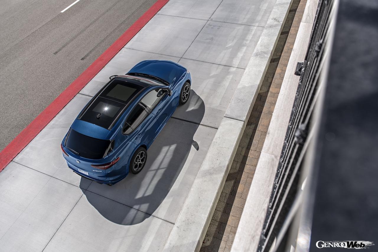 アルファロメオ ステルヴィオ 2023年モデル。トップビュー