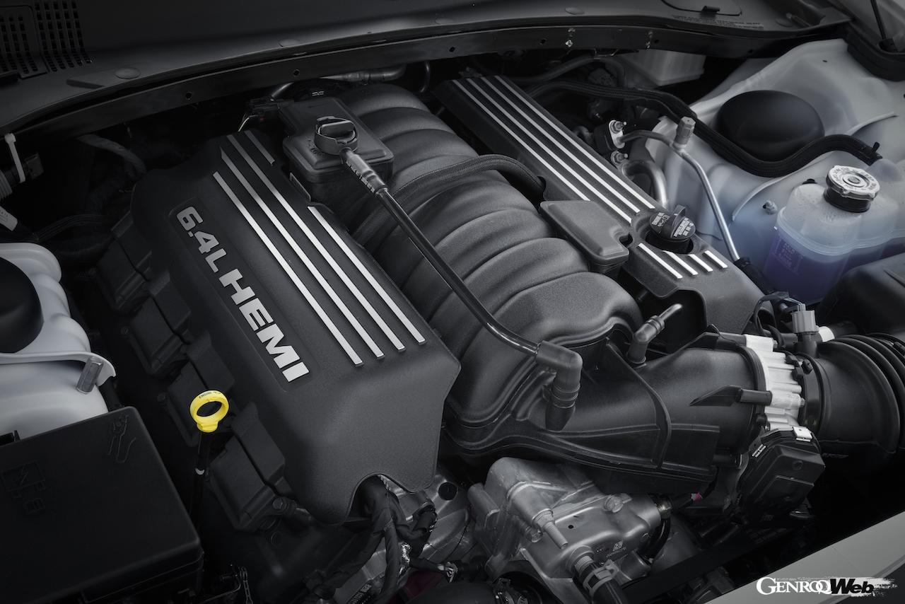 クライスラー 300Cの2023年モデル。6.4リッター V8 HEMIエンジン
