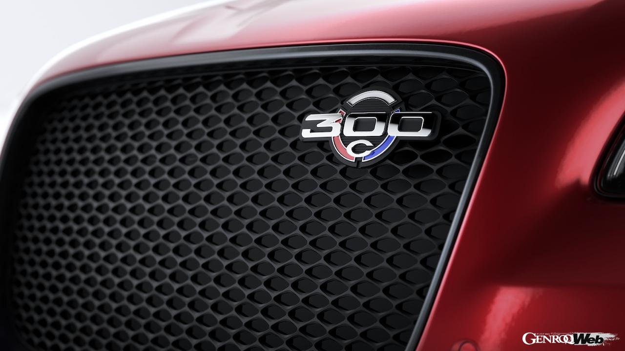 クライスラー 300Cの2023年モデル。バッジ