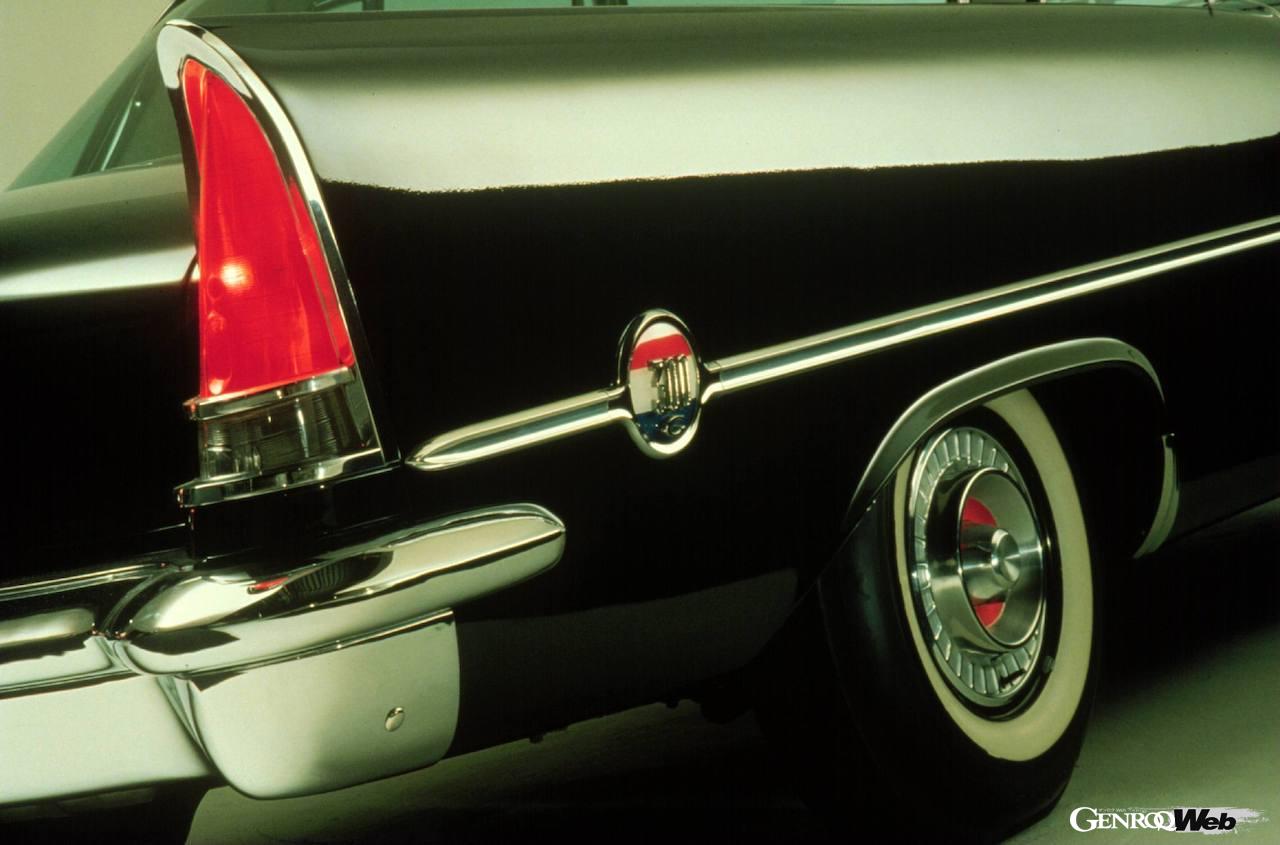 1957年製クライスラー 300C。エンブレム