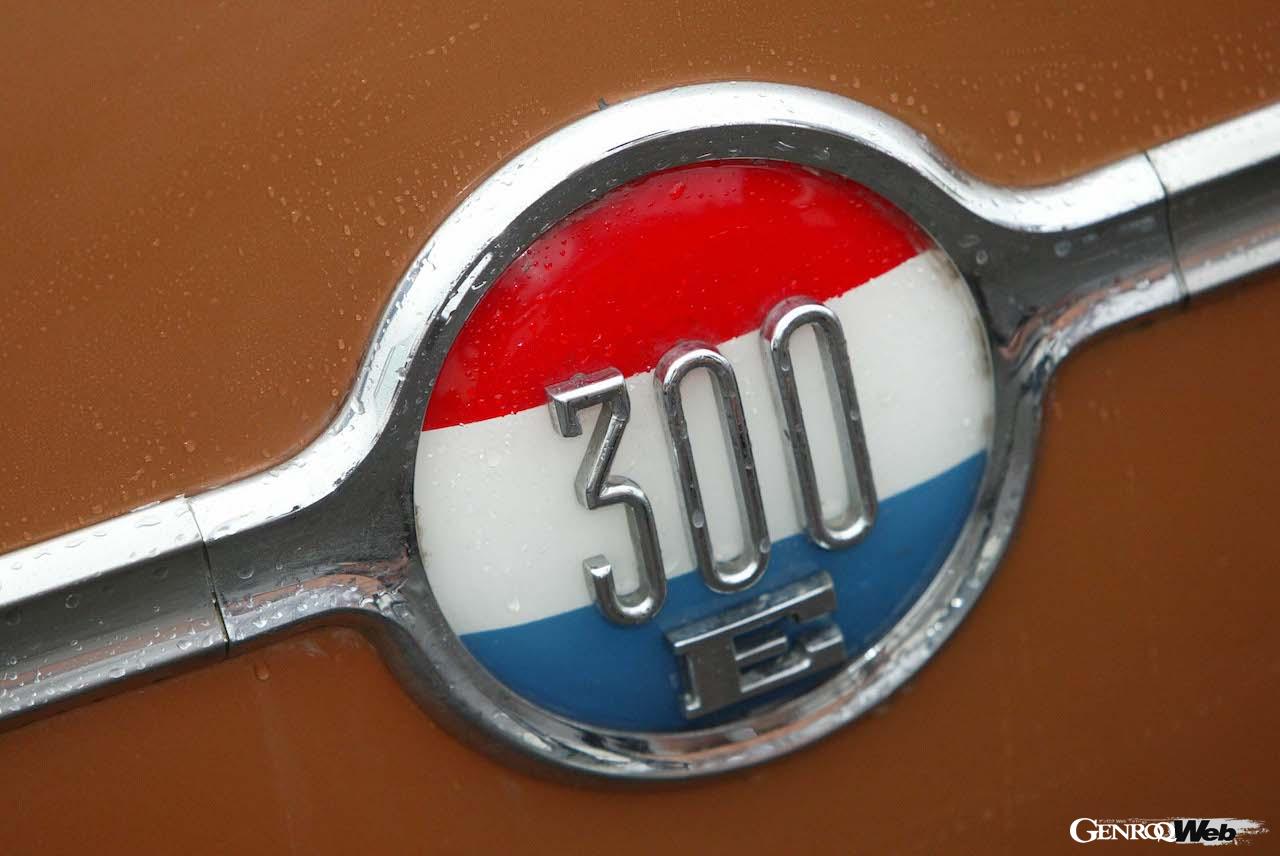 1957年製クライスラー300E。エンブレム