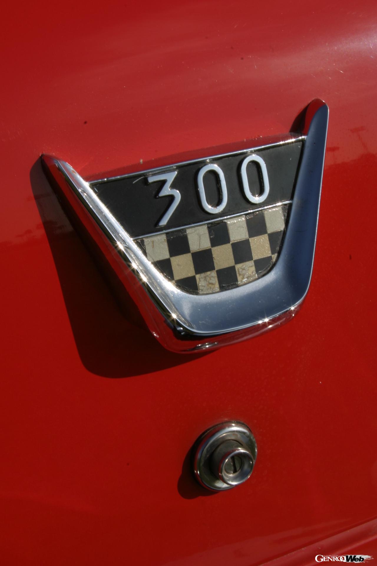 1955年製クライスラー 300 スポーツ クーペ。バッジ