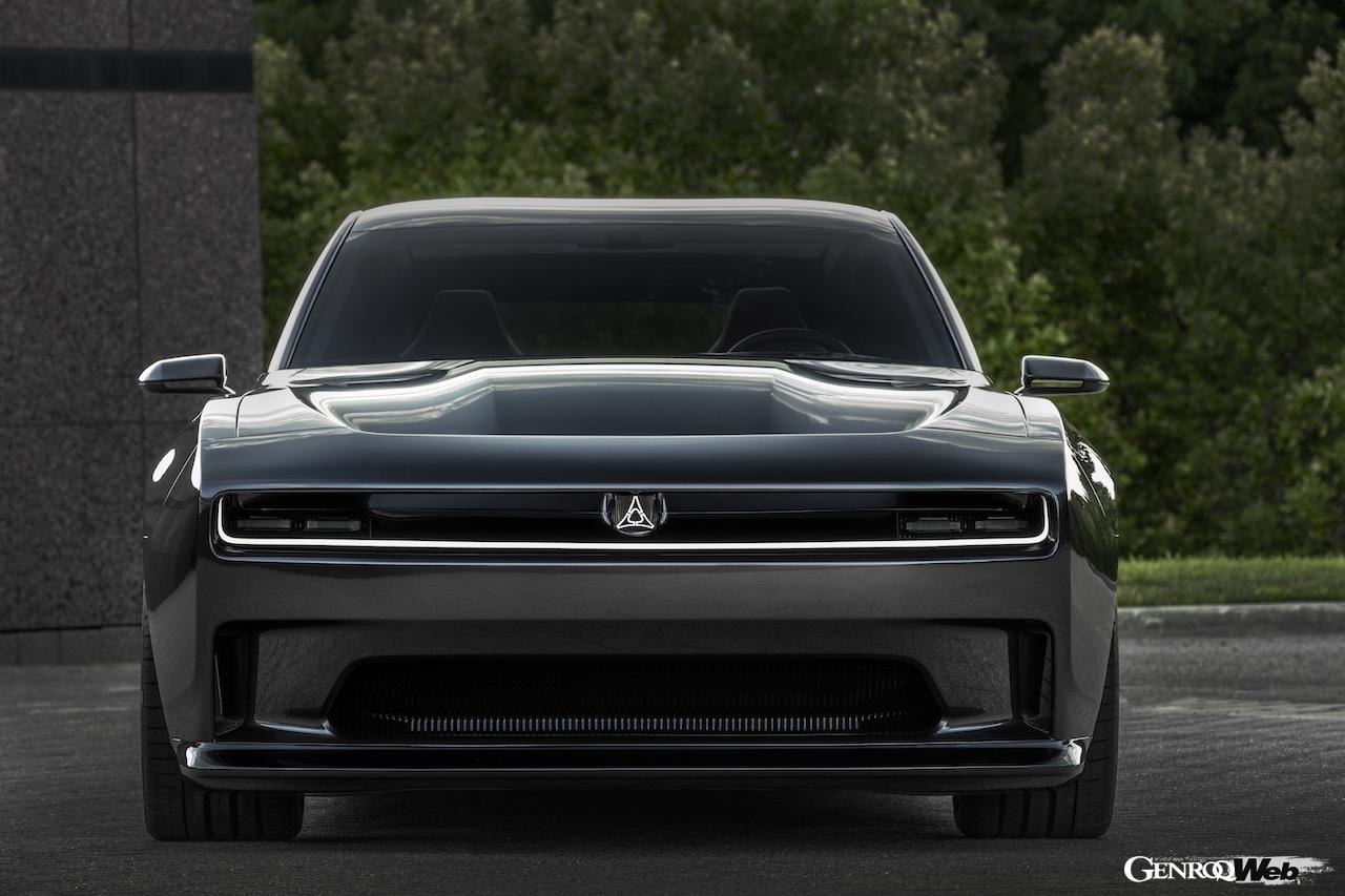 ダッジが公開した初の電気自動車のスタディモデル、チャージャー デイトナ SRT コンセプト。フロント