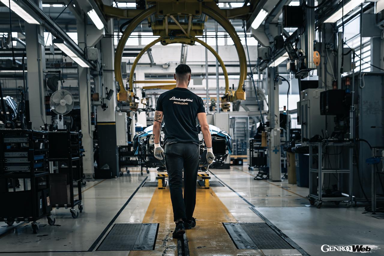 サンタアガタの工場を最後にラインオフしたランボルギーニ アヴェンタドール。組み立て