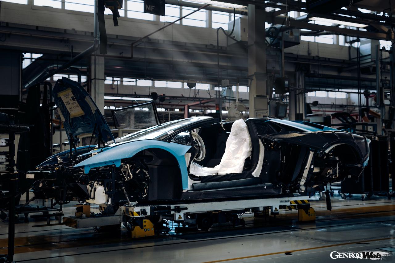 サンタアガタの工場を最後にラインオフしたランボルギーニ アヴェンタドール。組み立て