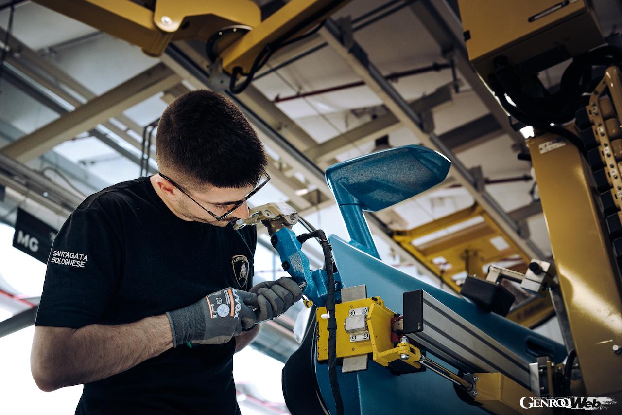 サンタアガタの工場を最後にラインオフしたランボルギーニ アヴェンタドール。組み立て