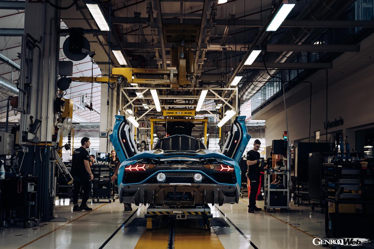 サンタアガタの工場を最後にラインオフしたランボルギーニ アヴェンタドール。組み立て