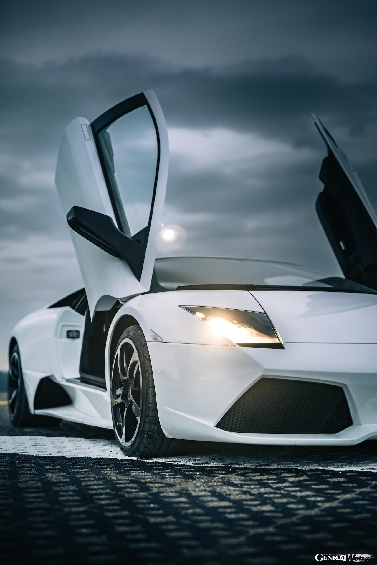 ランボルギーニ ムルシエラゴのフロントビュー。ドア開