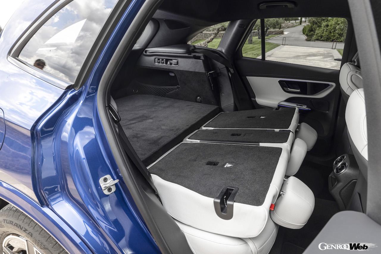 新型メルセデス・ベンツGLC 400eのリヤシート