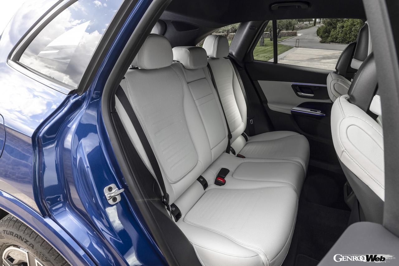 新型メルセデス・ベンツGLC 400eのリヤシート