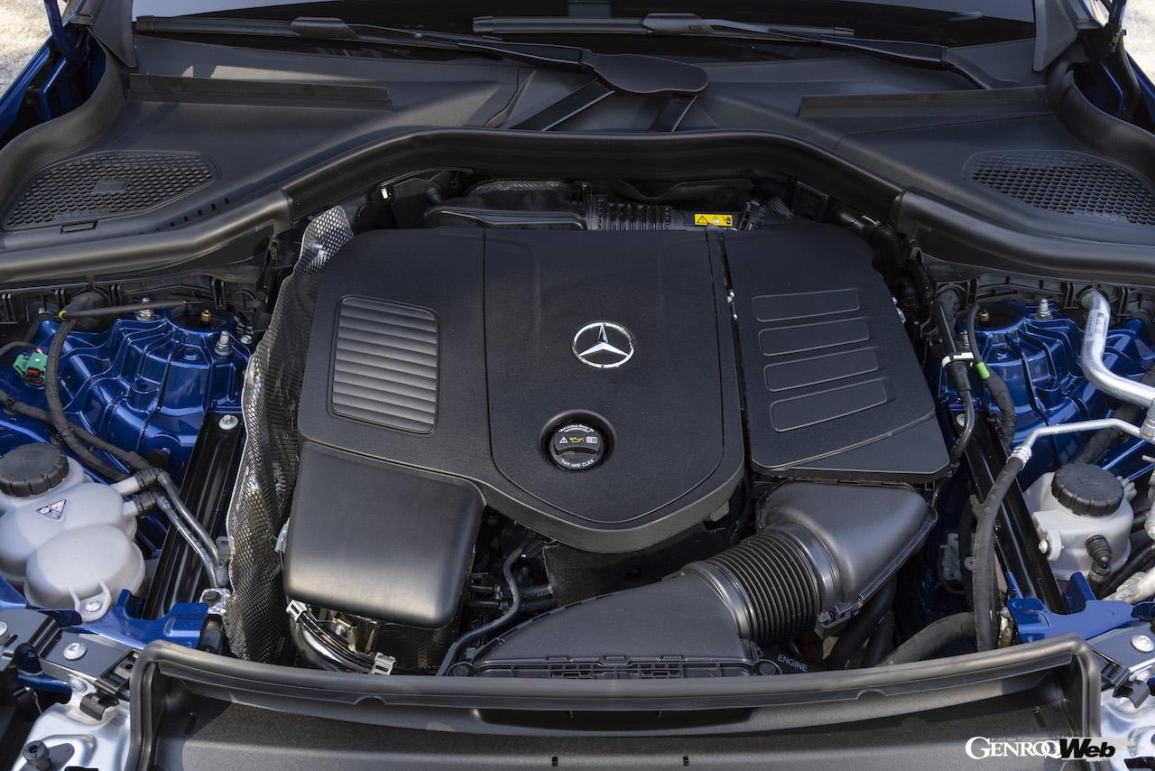 新型メルセデス・ベンツGLC 400eのエンジンコンパートメント
