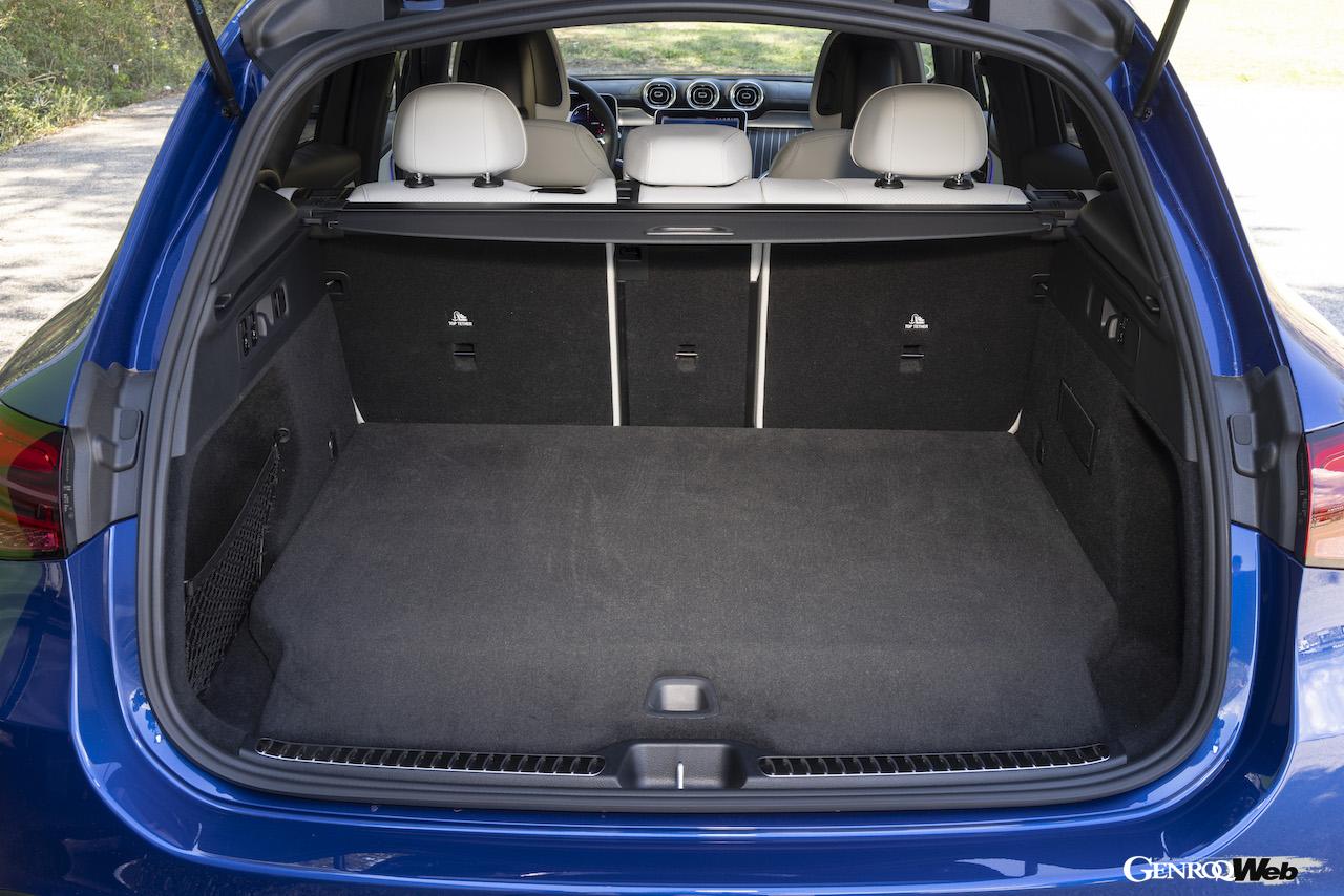 新型メルセデス・ベンツGLC 400eのラゲッジコンパートメント