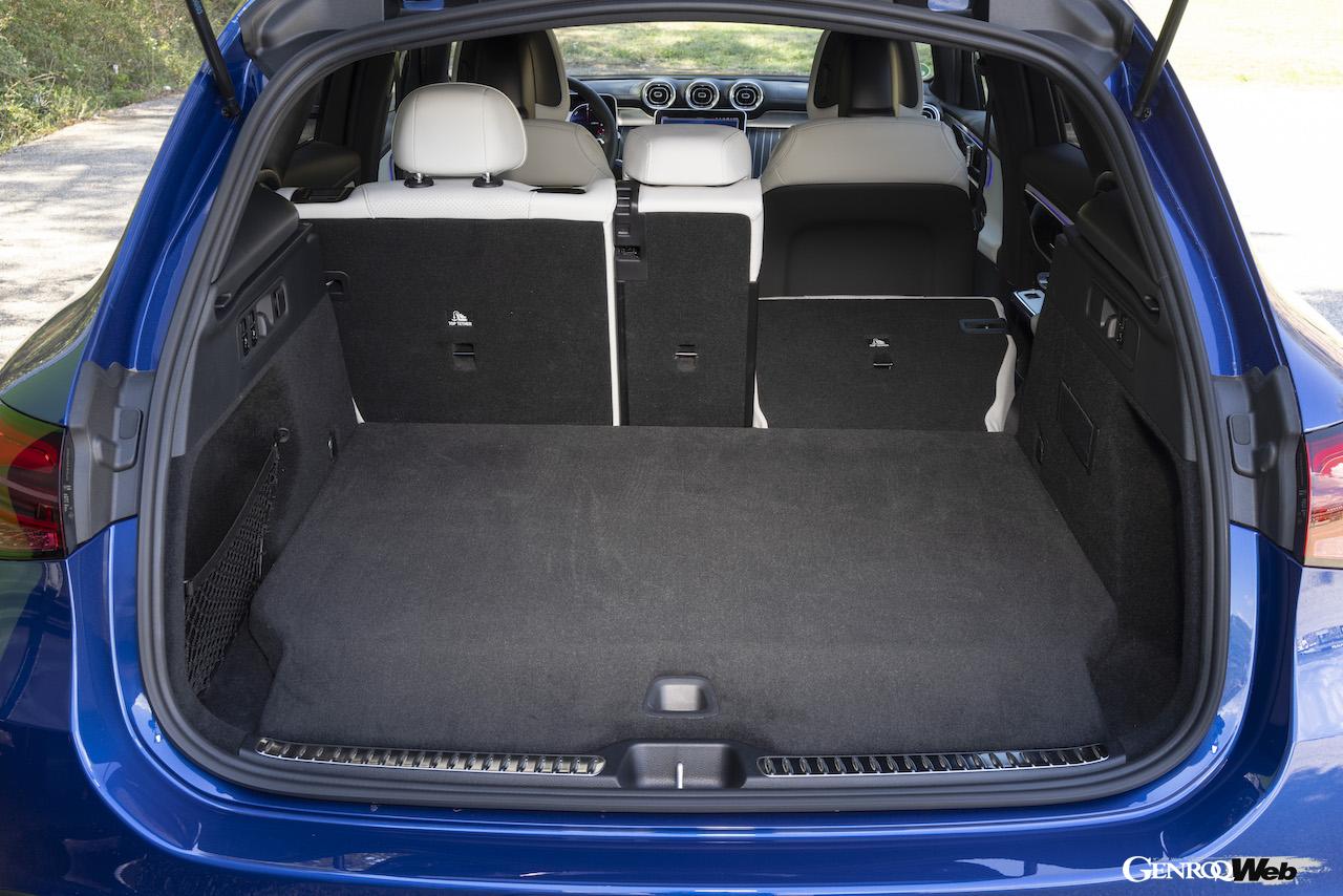 新型メルセデス・ベンツGLC 400eのラゲッジコンパートメント