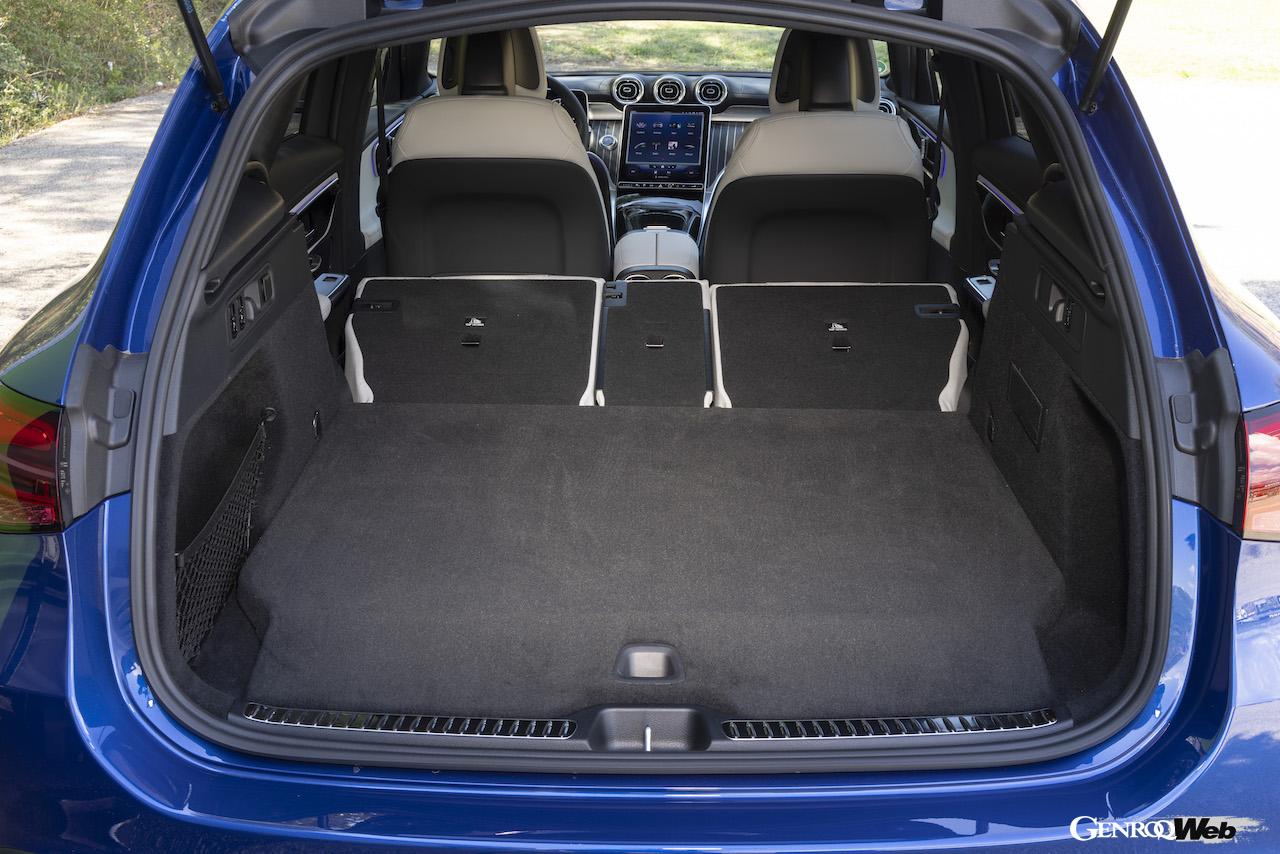 新型メルセデス・ベンツGLC 400eのラゲッジコンパートメント