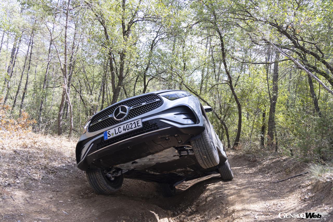 新型メルセデス・ベンツGLC 400eのオフロード走行。フロント