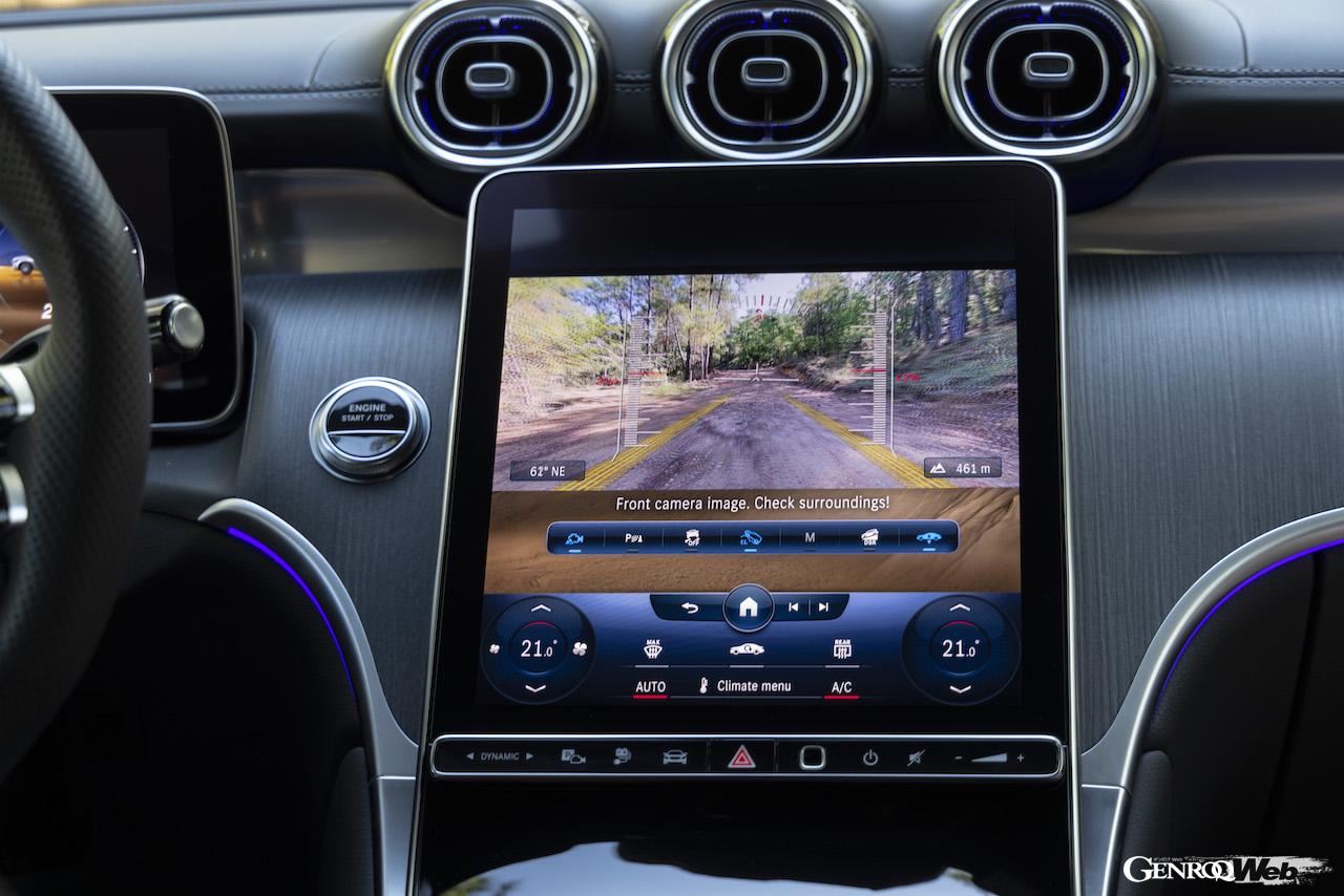 新型メルセデス・ベンツGLC 400eのオフロード走行。センターディスプレイ