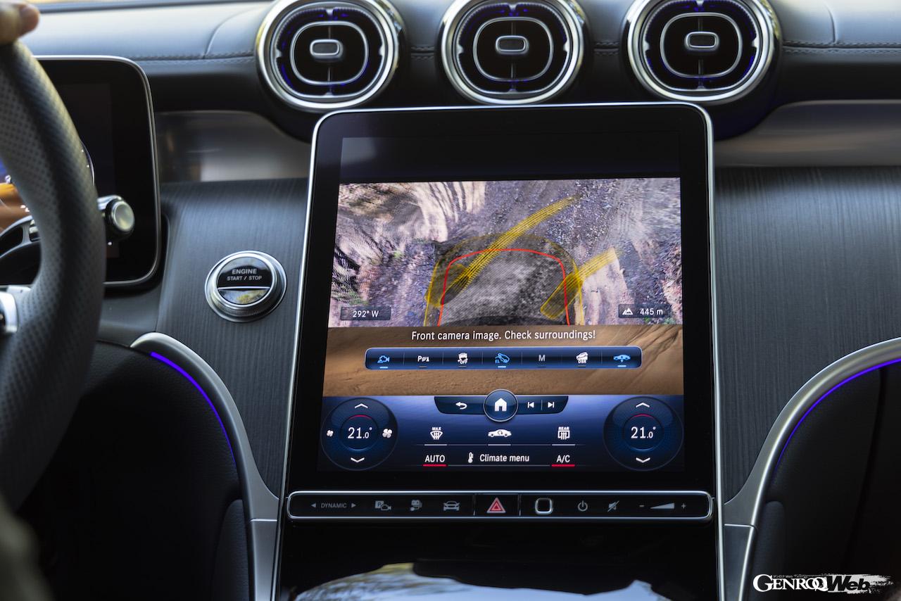 新型メルセデス・ベンツGLC 400eのオフロード走行。センターディスプレイ