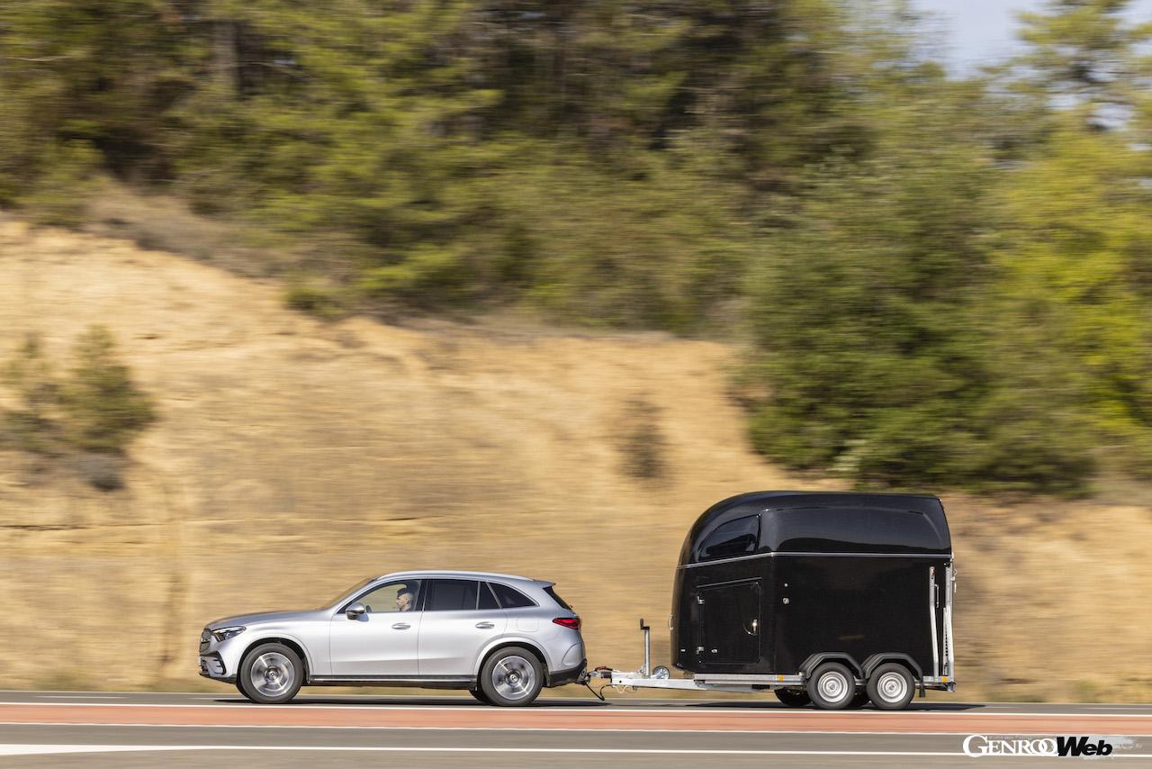 新型メルセデス・ベンツGLC 400eの牽引走行イメージ