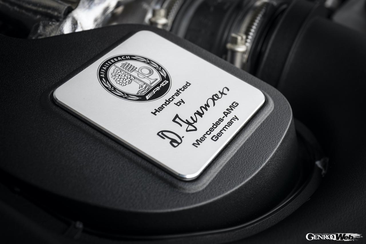 旧型メルセデスAMG C 63 S クーペのV8ツインターボエンジン。エンジンプレート