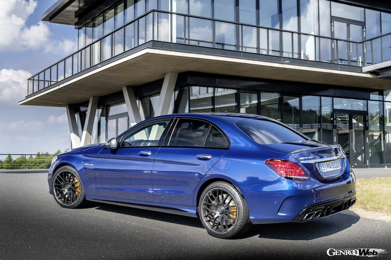 旧型メルセデスAMG C63 Sのリヤビュー