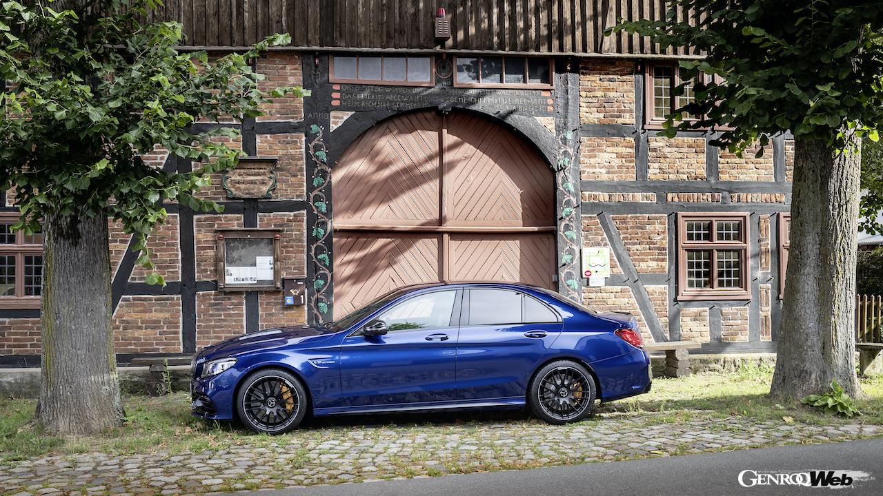 旧型メルセデスAMG C63 Sのフロントビュー