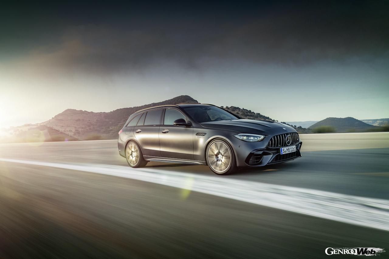 新型メルセデスAMG C63 S E PERFORMANCE エステートのフロントビュー