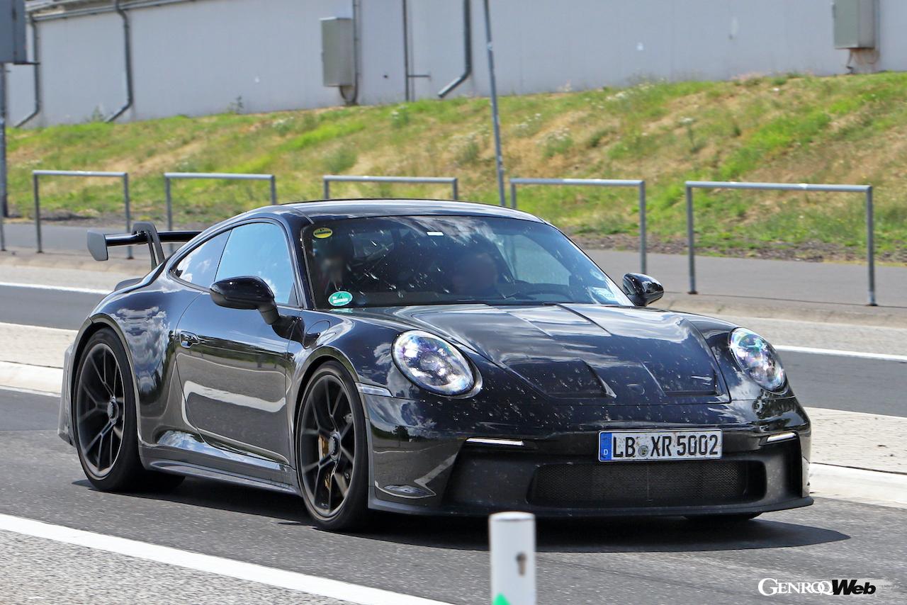 初めて公道テスト中にスパイショットが撮影された、タイプ992 911 GT3の改良新型。